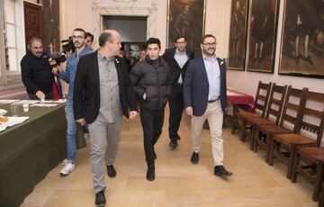 El alcalde de Cervera Ramón Royes y los miembros del consistorio han recibido al piloto en la sala de plenos del ayuntamiento.
