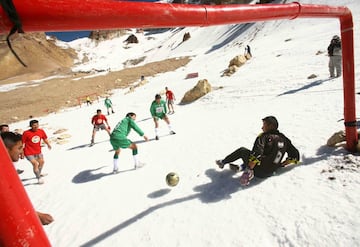 Un grupo de bolivianos con Evo Morales a la cabeza juegan en el Parque Nacional de Sajama, Bolivia.