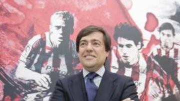 <b>MURAL DE CAMPAÑA. </b>García Macua posa sonriente delante del póster en el que aparecen Muniain, Javi Martínez, Amorebieta e Iraizoz.