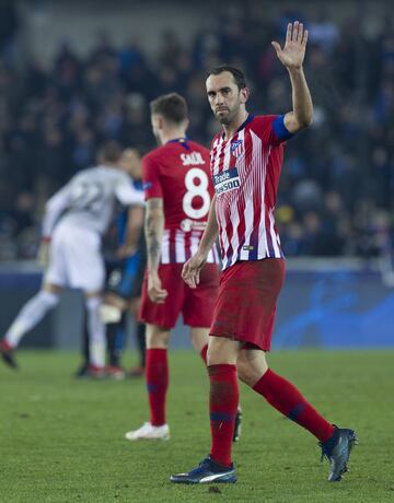 Diego Godín superó a Luis Aragonés en partidos oficiales con la elástica rojiblanca. El central uruguayo, desde que debutara en la Supercopa de Europa de 2010 hasta su salida en 2019, ha defendido la camiseta en un total de 389 partidos.