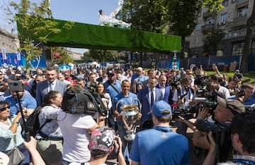 Cafú encabezando la llegada de la copa de la Champions League a Kiev junto a Iya Andrushchak y Vitali Klichkó.