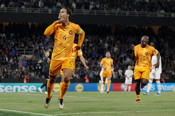 Brobbey corre a celebrar un gol con Van Dijk en un partido ante Grecia de 2023.