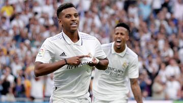 Rodrygo, delantero del Real Madrid, celebra el gol que cerró el marcador en el Clásico de Liga contra el Barcelona disputado en octubre de 2022 en el Santiago Bernabéu.