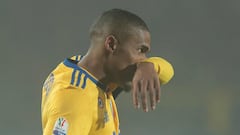 Douglas Costa: Allegri, Chiellini defend player over spitting ban