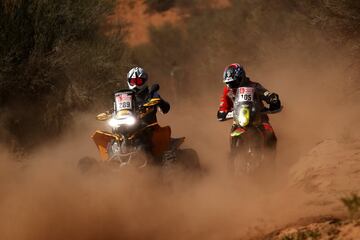 Decimotercera etapa entre San Juan y Córdoba. El piloto estadounidense Bill Conger con Husqvarna y el piloto boliviano Leonardo Martínez con Can-Am.