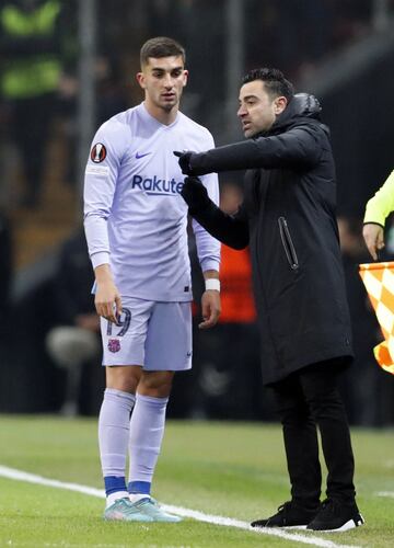 Xavi Hernández dándole instrucciones a Ferrán Torres.