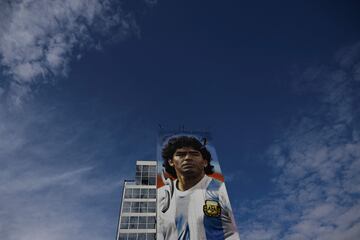 El artista argentino Maxi Bagnasco está terminando un gran mural que se ha expuesto en Canning, un barrio de las afueras de la ciudad argentina, con motivo de lo que sería el 62 cumpleaños de la leyenda el 30 de octubre. 