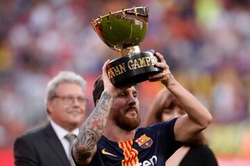 Leo Messi con uno de los cuatros trofeos Joan Gamper que ha conseguido con el FC Barcelona.