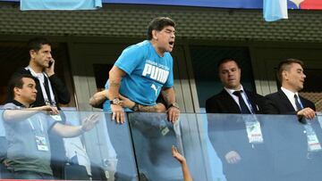 Maradona festeja la clasificaci&oacute;n de Argentina para los octavos de final.