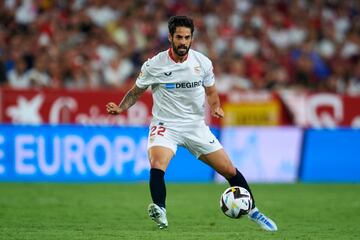 Isco jugó seis meses en Sevilla prestado desde Real Madrid y disputó 21 encuentros en los que convirtió en una sola ocasión. Su contrato finalizó y no fue renovado. Fluminense, Leipzig, Everton y Konyaspor los equipos que han mostrado interés en fichar al español.