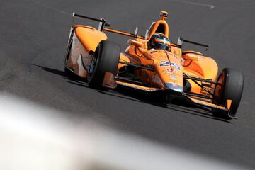 El español Fernando Alonso participa en la última sesión de entrenamientos de las 500 Millas de Indianápolis