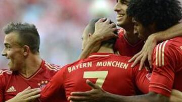 <b>GOLEADOR. </b>Dante y Javi Martínez celebran con Ribéry un gol.