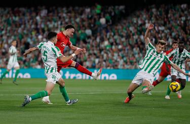 0-1. Balonazo a la espalda de la zaga verdiblaca que recoge Lukebakio, avanza, se interna en el área local, da un pase hacia atrás para la llegada en segunda línea de Rubén Vargas y define de un punterazo con la derecha, imparable para Adrián.