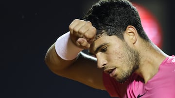 AMDEP1699. RÍO DE JANEIRO (BRASIL), 21/02/2023.- Carlos Alcaraz de España reacciona ante Mateus Alves de Brasil hoy, durante un partido de sencillos en el Abierto de Tenis de Río de Janeiro (Brasil). EFE/Luiza Moraes
