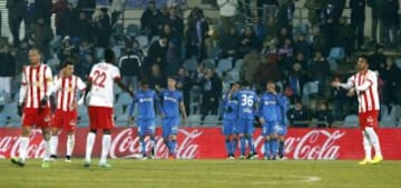 Los jugadores del Getafe celebran el gol de Álvaro Vázquez.