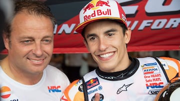 Marc Márquez junto a Emilio Alzamora tras proclamarse campeón del mundo de MotoGP.