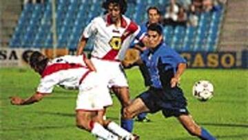 <b>DERBY MADRILEÑO</b>. El rayista Pablo Sanz y el ex madridista Álvaro Benito, en la noche de ayer.