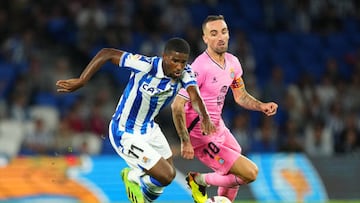 SAN SEBASTIAN, SPAIN - SEPTEMBER 18: Mohamed-Ali Cho of Real Sociedad battles for possession with Sergi Darder of RCD Espanyol  during the LaLiga Santander match between Real Sociedad and RCD Espanyol at Reale Arena on September 18, 2022 in San Sebastian, Spain. (Photo by Juan Manuel Serrano Arce/Getty Images)