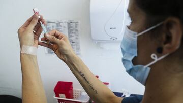 Archivo - Una enfermera prepara una dosis de la vacuna contra el coronavirus Sputnik V en la ciudad argentina de Rosario.