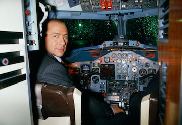 Silvio Berlusconi en la cabina de su avi¨®n privado antes de partir de Par¨ªs hacia Mil¨¢n en 1994.