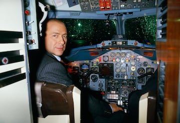 Silvio Berlusconi en la cabina de su avión privado antes de partir de París hacia Milán en 1994.