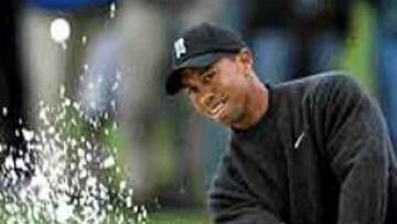 <b>CALIENTA EN EL BUNKER.</B> Tiger Woods sale de la trampa de arena en la última jornada de entrenamiento. Está listo para ganar.