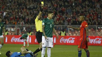 Futbol, Chile vs Bolivia
Eliminatorias mundial Rusia 2018.
El arbitro Ricardo Marques le muestra tarjeta amarilla al jugador de Chile, Arturo Vidal, centro, durante el partido contra Bolivia clasificatorio al mundial de Rusia 2018 en el estadio Monumental.
Santiago, Chile.
06/09/2016
Marcelo Hernandez/Photosport**********
Football, Chile vs Bolivia.
Russia 2018 World Cup qualifiying.
Referee Ricardo Marques, shows a red yellow card to Chile's player, Arturo Vidal, right, during the Russia 2018 World Cup qualifiying football match against Bolivia at Monumental stadium in Santiago, Chile.
06/09/2016
Marcelo Hernandez/Photosport