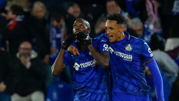 Nyom y Álvaro Rodríguez celebran un gol durante el partido de LaLiga EA Sports contra el Valladolid.