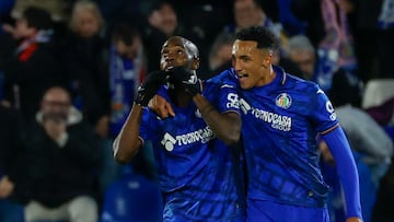 Nyom y Álvaro Rodríguez celebran un gol durante el partido de LaLiga EA Sports contra el Valladolid.