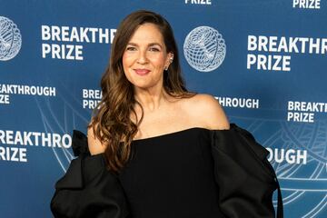 A pesar del éxito temprano, su adolescencia estuvo marcada por problemas personales y adicciones, que la alejaron temporalmente del cine. Sin embargo, logró una notable recuperación y regresó con fuerza en los años 90, protagonizando películas como 'Scream' (1996), y 'Nunca me han besado' (1999).
En 1995 fundó su propia productora, Flower Films, con la que produjo éxitos como 'Los ángeles de Charlie' (2000), 'Donnie Darko' (2001) y '50 Primeras citas' (2004). Su versatilidad la llevó a ganar un Globo de Oro y un premio SAG por su papel en la serie 'Grey Gardens' (2009).