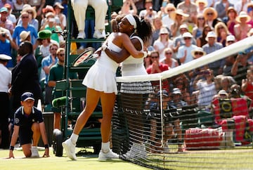 Garbiñe Muguruza y Serena Williams se felicitan tras la final de Wimbledon 2015.