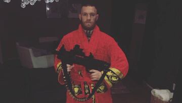 Conor McGregor subió a las redes sociales esta foto posando con un arma de asalto.