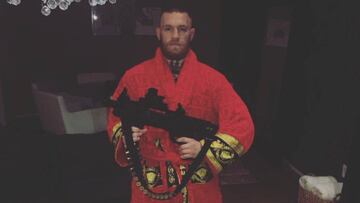 Conor McGregor subi&oacute; a las redes sociales esta foto posando con un arma de asalto.