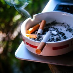 La Ley de Propiedad Horizontal lo confirma: si un vecino tira las colillas al patio común, puedes apelar al artículo 9.1