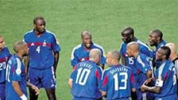 <b>MOTIN</b>. Los franceses ya se confabularon en el campo antes del partido contra Croacia; ahora le han dicho a Santini que hay que cambiar.