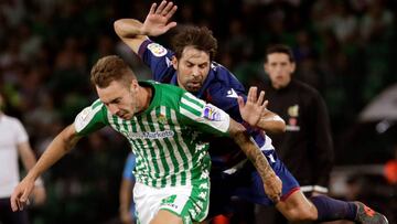 GRAF8081. SEVILLA, 24/09/2019.- El defensa español del Levante UD Jorge Andújar Moreno "Coke" (d) disputa un balón con Lorenzo Morón (i), delantero español del Real Betis, en el partido entre ambos equipos corr