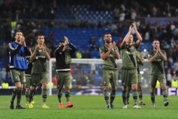 MADRID, SPAIN - OCTOBER 18:  Legia Warszawa players applaud the away supporters after their 1-5 defeat in the UEFA Champions League Group F match between Real Madrid CF and Legia Warszawa at Bernabeu on October 18, 2016 in Madrid, Spain.  (Photo by Denis 