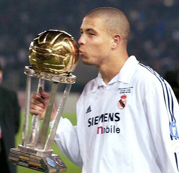 Ronaldo besa la Copa Intercontinental conquistada por el Real Madrid en 2002.