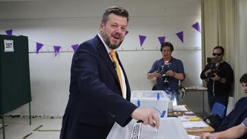 Santiago, 16 de noviembre 2025.
Votacion del candidato Johanes Kaiser durante las elecciones presidenciales 2025 en el Liceo 7 de la comuna de Providencia.
Dragomir Yankovic/Aton Chile