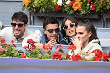 Marc Márquez y su pareja, Gemma Pinto, y Laura Escanes durante el partido que los tenistas Andréi Rublevv y Carlos Alcaraz disputaron en el Mutua Madrid Open.