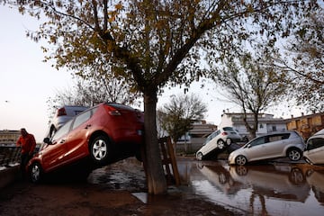 Los coches se apilan unos contra otros tras las inundaciones en Utiel, España.