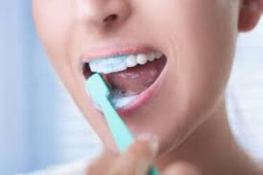 Qué es el fluoruro de estaño, compuesto químico altamente dañino que desató alerta sanitaria en famosa pasta dental
