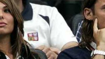 <b>Y TOTTI BIEN ACOMPAÑADO.</b> El as de Italia, el sancionado Totti, tuvo que ver el estadio en la grada, aunque muy bien acompañado por su novia.