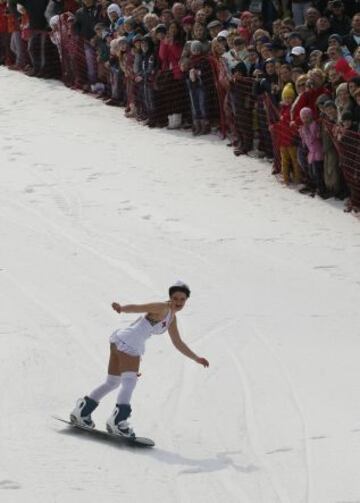Esquiadores y snowboarders participaron en el "Gornoluzhnik", un evento anual de aficionados a los deportes de invierno, que marca el final de la temporada de esquí, en el centro turístico de Siberia.