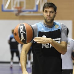 Felipe Reyes celebra en Kaunas su partido 1.100 en la élite