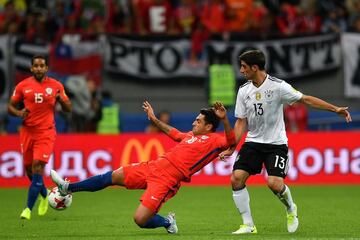 Germany's midfielder Lars Stindl (R) vies with Chile's defender Gonzalo Jara during the 2017 Confederations Cup group B football match between Germany and Chile at the Kazan Arena Stadium in Kazan on June 22, 2017. / AFP PHOTO / Yuri CORTEZ