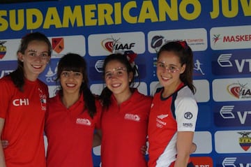 Mónica Mendoza junto a Clara Marín, María Ignacia Montt y Camila Arrieta, equipo que lograría el récord chileno sub-20 en 4x100 metros.