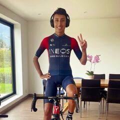 Egan Bernal regresa a la bicicleta, hace rodillo en casa
