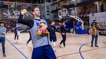 V¨ªctor Claver, alero de la Selecci¨®n, lanza unas pelotas a los ni?os que se acercaron a ver el entrenamiento de Espa?a este viernes.