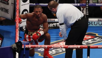 El &aacute;rbitro atendiendo a  Kell Brook.